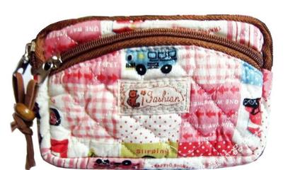 批發(fā)韓國小熊拉鏈手拎布藝化妝包 廣州小商品代發(fā)全解析